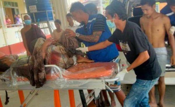 ယခုနှစ်ဇူလိုင်လ ၂ ရက်နေ့က ကျောက်တော်မြို့နယ်၊ ဝက်မိုင်းကျေးရွာအနီးတွင် မိုင်းပေါက်ကွဲမှုကြောင့် ဒဏ်ရာရရှိသွားသည့် ဒေသခံကို စစ်တွေဆေးရုံကြီးသို့ သယ်ဆောင်လာစဉ်။ ဓာတ်ပုံ- CJ