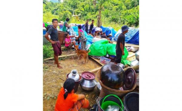 အိန္ဒိယနယ်စပ်သို့ ပလက်ဝမြို့နယ်၊မြိတ်ဝကျေးရွာသားများထွက်ပြေးနေကြစဉ်။ (ဓာတ်ပုံ- Khine Murn Chun Facebook)