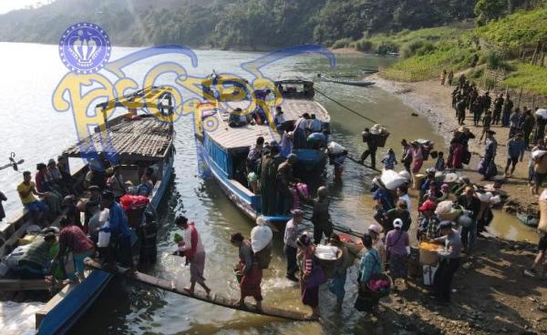 ဒီဇင်ဘာလ ၂၆ ရက်နေ့က နေရပ်ပြန်သည့် အဘောင်သားကျေးရွာသားများအား တွေ့ရစဉ်။/ ဓာတ်ပုံ - ရခိုင်နေ့စဉ်