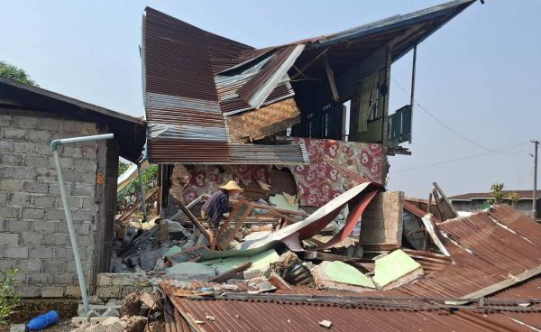 ပင်လောင်းမြို့နယ် ငလျင်ဒဏ်သင့်နေအိမ်။