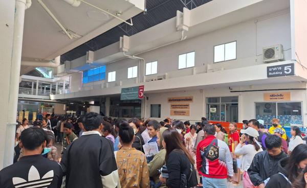 ပန်းရောင်ကတ် "ဘတ်" (လူသစ်အလုပ်သမား မှတ်ပုံတင်ကတ်) ရိုက်နေကြသူများ။