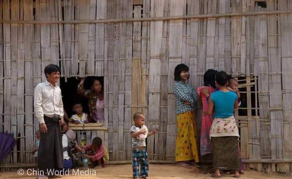 (ပလက်ဝမြို့မှ စစ်ဘေးရှောင်စခန်းတစ်ခုအား တွေ့ရစဉ်) photo - Chin World Media