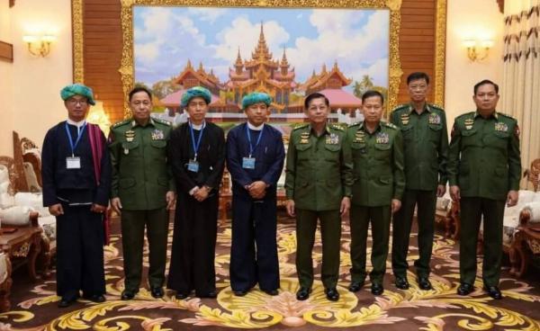 စစ်ကောင်စီ နဲ့ PNLO တို့ တွေ့ဆုံနေသည့်ပုံ