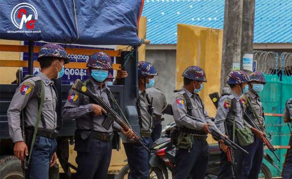 စစ်ကောင်စီလက်အောက်ခံ ရဲတပ်ဖွဲ့ဝင်များအား စစ်တွေ့မြို့မရဲစခန်းအနီးတွင် ၂၀၂၂ ခုနှစ်အတွင်းက တွေ့ရစဉ်။