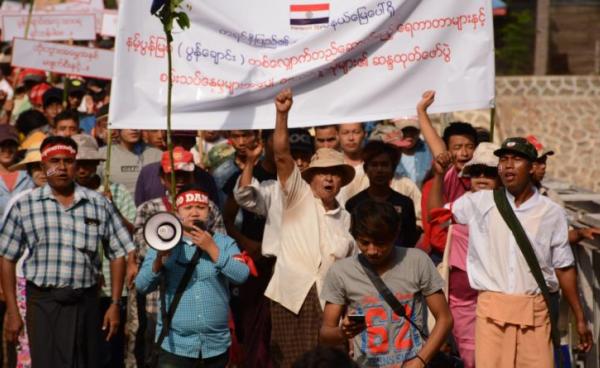 နမ့်ပွန်မြစ်တလျှောက်တည်ဆောက်မည့် ရေကာတာများနှင့် စမ်းသပ်နေမှုများအပေါ် ဒေသခံလူထုများ ဆန္ဒထုတ်ဖော်ခဲ့စဉ်။ 