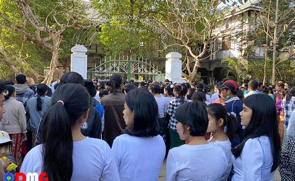 ပုံစာ - ၂၀၁၉ ခုနှစ်၊ မတ်လအတွင်းက တက္ကသိုလ်ဝင်တန်းစာမေးပွဲကို ဖြေဆိုရန် စောင့်ဆိုင်းနေကြသော မြောက်ဦးက ကျောင်းသူ/ကျောင်းသားများ။ (ဓါတ်ပုံ - ပျံလွှား)