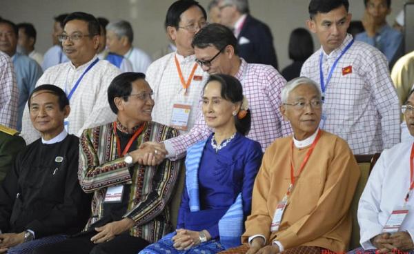 သမ္မတဦးထင်ကျော်နှင့် မွန်တိုင်းရင်းသားများ ဓါတ်ပုံအမှတ်တရရိုက်ကူးခဲ့စဉ်(photo: Nai Ko Thu)