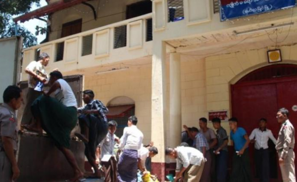 One hundred and six prisoners from Kyaikmaraw (Mawlamyine) Prison were released on presidential amnesty