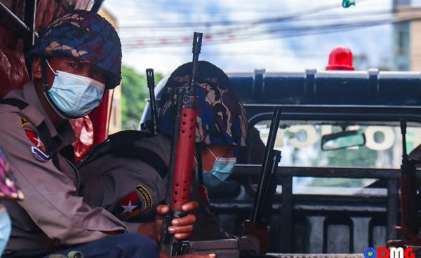 ရခိုင်ပြည်နယ်အတွင်းက ရဲတပ်ဖွဲ့ဝင်များကို တွေ့ရစဉ်။