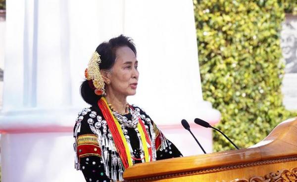 Shan Information Committee - NLD (fb) ၇၃ နှစ်မြောက် ပြည်ထောင်စုနေ့ အခမ်းအနားမှာ မိန့်ခွန်းပြောနေသည့် နိုင်ငံတော်၏ အတိုင်ပင်ခံပုဂ္ဂိုလ်