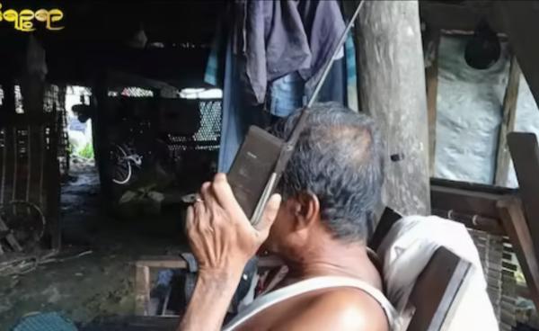 ရခိုင်မှ ရေဒီယိုနားထောင်နေသူတစ်ဦးအား ၂ဝ၂၄ ခုနှစ်၊ နိုဝင်ဘာလက တွေ့ရစဉ်။