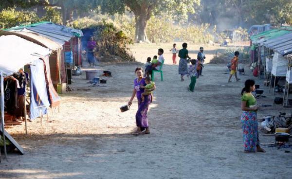 Rakhine ethnic women and children, who fled from conflict areas, are seen at War Myat Hall village's temporary camp in Ponnagyun Township, northern Rakhine State, western Myanmar. Photo: EPA