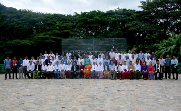 ထိုင်းနိုင်ငံ၊ မဲဆောက်မြို့တွင် ကျင်းပပြုလုုပ်ခဲ့ကြသည့် ပုံစံတမျိုးပြောင်း “ရခိုင်အမျိုးသားအဆင့်နိုင်ငံရေးဆွေးနွေးပွဲ” ကို တက်ရောက်လာသည့် ကိုယ်စားလှယ်တော်များ ဇွန်လ ၁၂ ရက်နေ့က အမှတ်တရ စုပေါင်း ဓာတ်ပုံရိုက်ကူးကြစဉ် (ဓာတ်ပုံ - ANSCM)
