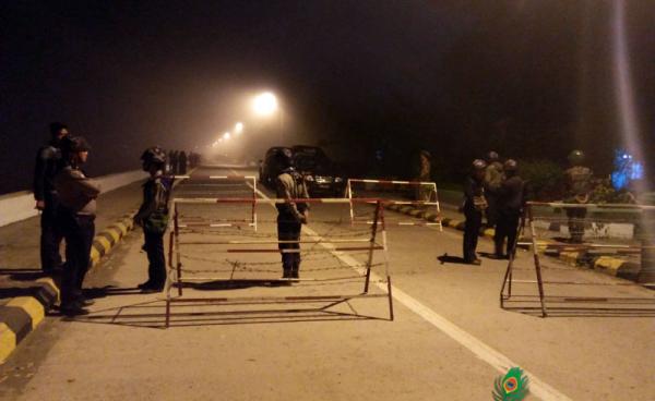 ကမ်းနားလမ်းတွင် လုံခြုံရေးယူနေသော ရဲတပ်ဖွဲ့ဝင်များကို ဖေဖော်ဝါရီလ ၂၄ ရက်နေ့ နံနက်ပိုင်းက တွေ့ရစဉ်(ဓာတ်ပုံ-နောင်နောင်)