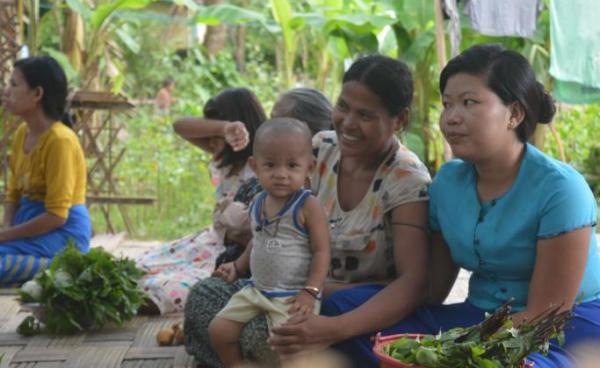 ရခိုင်ပြည်နယ် စစ်တွေမြို့ စစ်ဘေးရှောင်စခန်းတစ်ခုမှ စစ်ဘေးဒုက္ခသည်တချို့ (ဓာတ်ပုံ- အောင်အောင်ထူး)