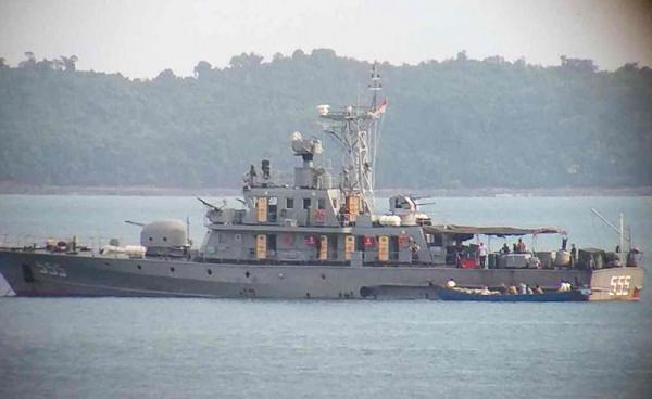 ကျောက်ဖြူမြို့နယ်၊ သံဇစ်မြစ်အတွင်း စစ်ကောင်စီနေဗီတစ်စီးကို ၂၀၂၃ ခုနှစ်၊ နိုဝင်ဘာလ ဒုတိယ အပတ်က တွေ့ရစဉ်။ (ဓာတ်ပုံ - ပေးပို့)