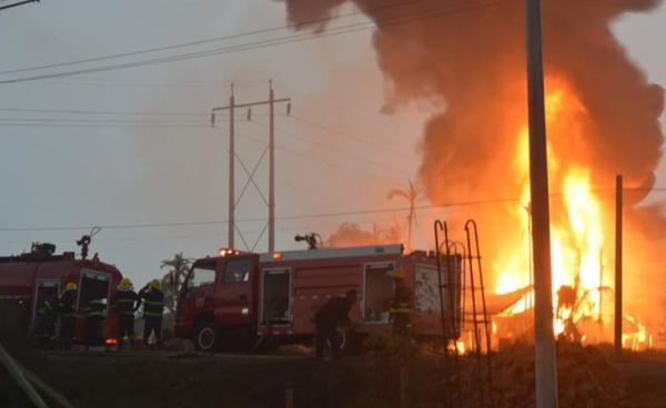 ၂၀၁၇ ခုနှစ် ဒီဇင်ဘာလ ၈ ရက်နေ့က စစ်တွေမြို့ စက်ရုံစုရပ်ကွက်က ဓါတ်ဆီဂိုဒေါင်မီးလောင်ကျွမ်းနေစဉ် မြင်တွေ့ရပုံ (ဓာတ်ပုံ- RiA)