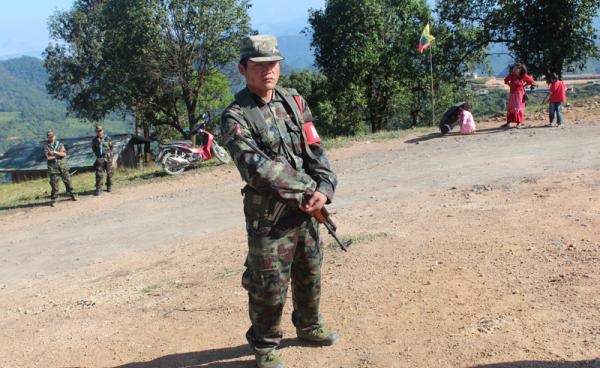 ရှမ်းတပ်မတော် (RCSS)မှ တပ်သားတစ်ဦးကို တွေ့ရစဉ်။ (ဓာတ်ပုံ-သိင်္ဂီထွန်း)