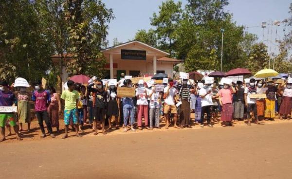 အုပ်ချုပ်ရေးမှူး အလိုမရှိကြောင်း ဆန္ဒပြ စုဝေးနေစဉ်(MNA)