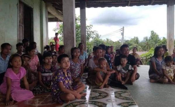 ကျောက်တော်မြို့နယ်၊ ညောင်ချောင်းစစ်ဘေးရှောင်စခန်းသို့ ထွက်ပြေးလာကြသည့် နာဂရာကျေးရွာသားများကို တွေ့ရစဉ်။ ဓာတ်ပုံ - ခိုင်မင်းသျှင်