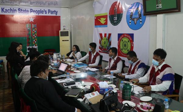 ဇူလိုင် ၂၉ ရက်နှင့် ၃၀ ရက်ကကျင်းပသည့်  ရွေးကောက်ပွဲ အောင်နိုင်ရေး မဟာဗျူဟာရေးဆွဲသည့် အစည်းအဝေးကို တက်ရောက်လာသည့်  ပြည်နယ်အခြေစိုက် တိုင်းရင်းသားပါတီများမှ လူငယ်များကိုတွေ့ရစဉ်