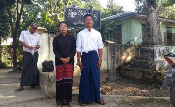 စွဲချက်တင်မခံရဘဲ ပြန်လည်လွတ်မြောက်လာသူ ဦးနေဇော်လင်းနှင့် သူ၏ရှေ့နေ ဒေါ်ဦးသန်းခင်တို့ကို တွေ့ရစဉ်။ (ဓာတ်ပုံ - Oothan Khaine/ Facebook)