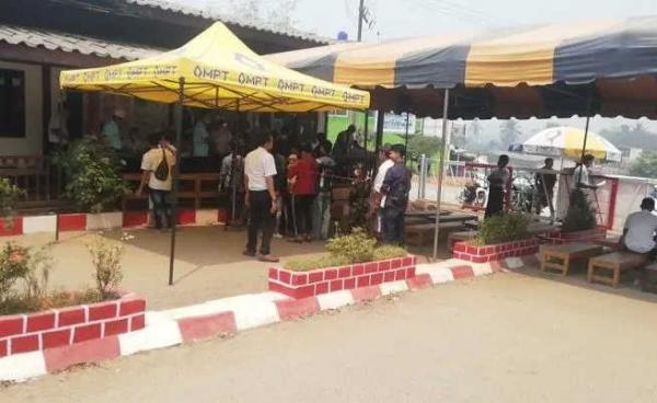 Three Pagoda Pass Town entrance checkpoint from Thai border (MNA)