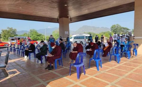 Photo Credit to CNCMC- ဒီဇင်ဘာလ ၂ ရက် တာချီလိတ်မှ ထိုင်းနိုင်ငံဘက်ခြမ်းသို့ CNCMC မှကူညီပို့ဆောင်ပေးသော ထိုင်းနိုင်ငံသားများ