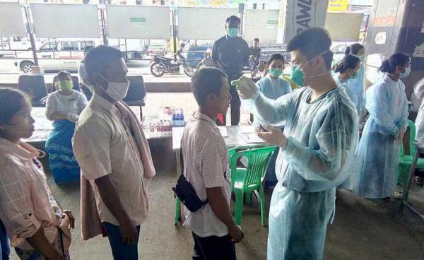 Those returned from Thailand receive medical checkups at Aung Mingalar highway bus station in Yangon. (Photo: Minister U Zaw Aye Maung)
