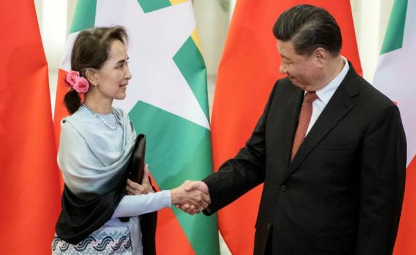 နိုင်ငံတော်၏အတိုင်ပင်ခံပုဂ္ဂိုလ် ဒေါ်အောင်ဆန်းစုကြည်နှင့် တရုတ်သမ္မတ ရှီကျင့်ဖျင်တို့ ဧပြီလက ဘေကျင်းတွင်တွေ့ဆုံစဉ်။ (ဓာတ်ပုံ - Reuters)