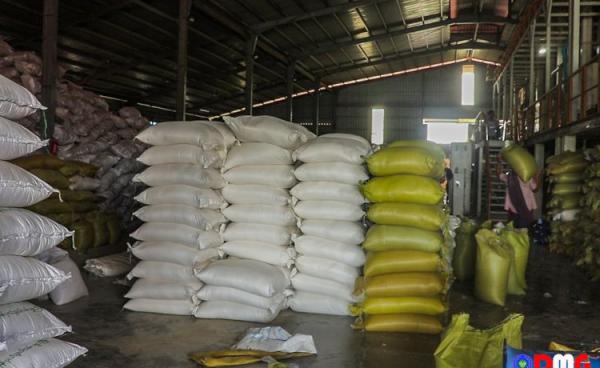 ရခိုင်ပြည်၊ စစ်တွေမြို့တွင် ထုတ်လုပ်နေသည့် ဆန်အိတ်များကို တွေ့ရစဉ်။