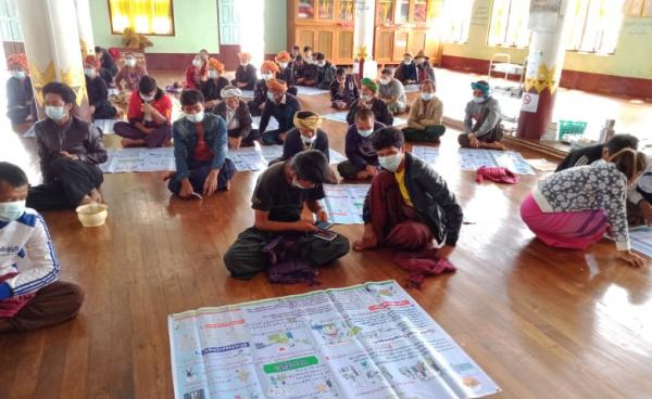 ဒီမိုအရပ်ဖက်အဖွဲ့အစည်းမှ ရှမ်းပြည်တောင်ပိုင်းရှိ ကျေးရွာနေလူထုအား ရွေးကောက်ပွဲဆိုင်ရာ အသိပညာပေးနေစဉ်