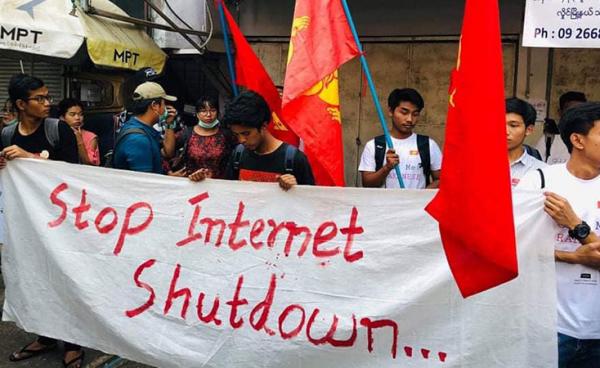 ရန်ကုန်မြို့တွင် ဖေဖော်ဝါရီလ ၂၃ ရက်နေ့က အင်တာနက်ပြန်ဖွင့်ပေးရန် တက္ကသိုလ်ကျောင်းသား၊ ကျောင်းသူများဆန္ဒပြနေစဉ်။  ဓာတ်ပုံ-ရက္ခိုင်ကျောင်းသားများသမဂ္ဂ(တက္ကသိုလ်များ-ရန်ကုန်)