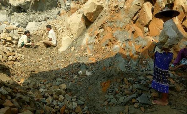 မင်းပြားကျိန်းတောင်တွင် ကျောက်ထုတ်နေသည်ကိုတွေ့ရစဉ်