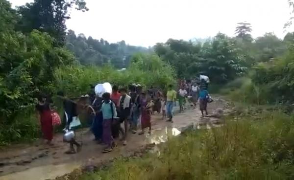 အိန္ဒိယနယ်စပ်သို့ မြိတ်ဝကျေးရွာသား ထွက်ပြေးနေစဉ်။ (Photo– AA Info Desk)