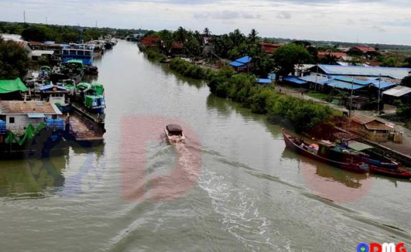 စစ်တွေမြို့ ဆတ်ရိုးကျချောင်းအတွင်း ရပ်နားထားသည့် ရေယာဉ်များကိုတွေ့ရစဉ်။