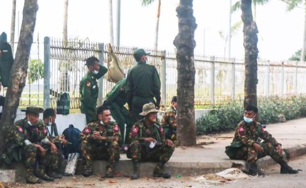 ဖားကန့်လမ်းတစ်နေရာမှာတွေ့ရတဲ့ စစ်ကောင်စီတပ်များ။ (ပုံဟောင်း)