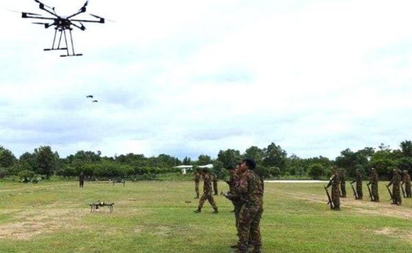 ဒရုန်း လေ့ကျင့်ရေးလုပ်နေကြသည့် စစ်ကောင်စီတပ်ဖွဲဝင်များ။