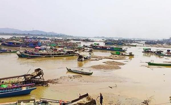 ဓါတ်ပုံ - ဧရာဝတီမြစ်ကြောင်းတစ်နေရာတွင် ရွှေတူးဖော်နေသောမြင်ကွင်း