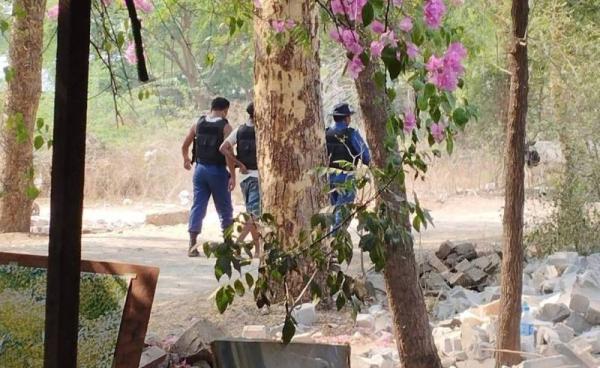 စစ်ကိုင်းမြို့ရှိ မြို့ပေါ်ရပ်ကွက်နှစ်ခုတွင် ယနေ့ ဧပြီ ၁ ရက်၌ ငလျင်ဘေးသင့်ဒေသခံများအတွက် လာရောက်လှူဒါန်းသည့်ပစ္စည်းများကို စစ်ကောင်စီလက်အောက်ခံ ရဲနှင့်ပျူစောထီးများက လာရောက်ယူဆောင်သွားသည်ဟု ဒေသခံများကပြောသည်။ ဓာတ်ပုံ – CJ