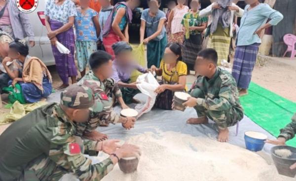 ဓါတ်ပုံ – စစ်ကောင်စီတပ်ဖွဲ့ က နေအိမ်များကို မီးရှို့ဖျက်စီးသွားသည့်အတွက် မီးဘေးသင့်စလင်းဒေသခံများကို စားနပ်ရိက္ခာများ ထောက်ပံ့နေသည့် စလင်းမြို့နယ် ပြည်သူ့ကာကွယ်ရေးတပ်ဖွဲ့ ဝင်များ အားတွေ့ ရစဉ် (ပုံအဟောင်း)။ (စလင်းမြို့နယ်ပြည်သူ့ကာကွယ်ရေးအဖွဲ့)