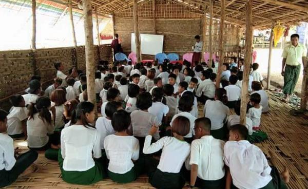 စာသင်ချင်လွန်း၍ ရွာကျောင်းကိုလာကြသော်လည်း ဆရာ ဆရာမ မရှိ၍ စာမသင်ကြားရဘဲ ဖြစ်နေကြသည့် ဝဘော်ကြီးရွာသစ်မှ ကလေးငယ်များကို တွေ့ရစဉ်။