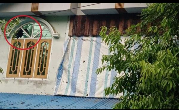 မြောက်ဦးမြို့က လက်နက်ကြီးကျည်ကျစများ၊ ကျည်ဆံများ ထိမှန်ခဲ့သည့် နေအိမ်အချို့ကိုတွေ့ရစဉ်