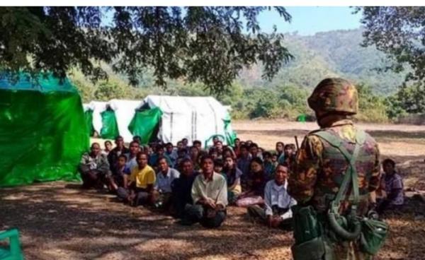 ဓာတ်ပုံ- မြေပုံမြို့နယ် စညင်းစစ်ဘေးရှောင်စခန်းကို စစ်သားများ ဝင်ရောက်စစ်ဆေးနေပုံဖြသည်။ ဓာတ်ပုံဟောင်း