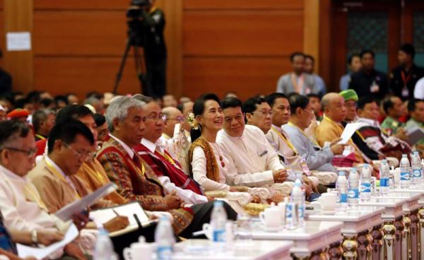 Myanmar's Foreign Minister and State Counselor Aung San Suu Kyi (C) attends the closing ceremony of the second session of the 'Union Peace Conference - 21st century Panglong' in Naypyitaw, Myanmar, 29 May 2017. Photo: Hein Htet/EPA