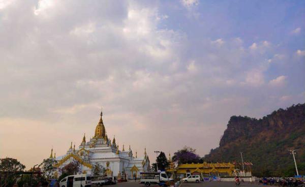 တောင်ချွန်းနောက်ခံပုံရိပ်နှင့် စူဠာမုနိလောကချမ်းသာဘုရား(Photo Credit to Sai Moe)