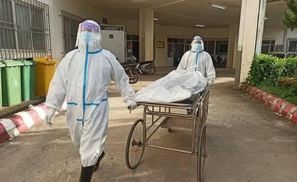 TCL-Covid-deadbodyPhoto – တာချီလိတ်နာရေးကူညီမှုအသင်း – တာချီလိတ်တွင် ကိုဗစ်ကြောင့်သေဆုံးသူအလောင်းအား ပရဟိတအဖွဲ့က ပို့ဆောင်သဂြိုဟ်ပေးနေစဉ်.