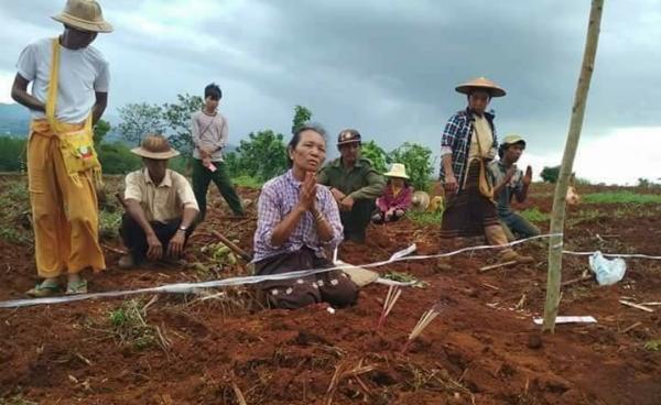စစ်တပ်မှ ခြံစည်းရိုးခတ်သည့် နေရာတွင် ကျောက်မဲကြီး ကျေးရွာမှ ဒေသခံများ ဆုတောာင်းမေတ္တာပို့သ