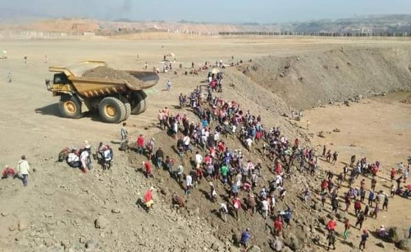 ဖားကန့်မြို့နယ်အတွင်းမှာ စွန့်ပစ်မြေဇာတွင် ကျောက်စိမ်းရှာဖွေနေသည့် ရေမဆေးသမားများ/Credit 