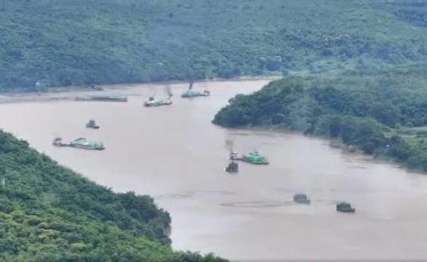 ၂၀၂၅ ခုနှစ်က ဧရာဝတီမြစ်ကိုဆန်တက်တဲ့ စက်လှေများကို MDY PDF တပ်က တိုက်ခိုက်စဉ်/ Credit